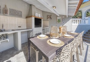 Outdoor dining - Villa 'Costa Cabana - Villa Rosa' with Pool, Garden and Wi-Fi (Lloret De Mar)