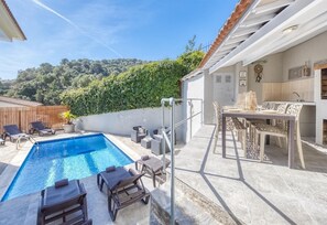 Outdoor dining - Villa 'Costa Cabana - Villa Rosa' with Pool, Garden and Wi-Fi (Lloret De Mar)