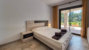 9 bedrooms, free WiFi, bed sheets