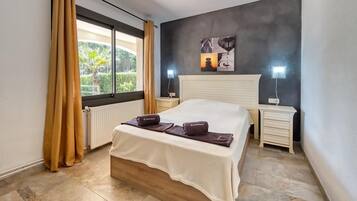 9 bedrooms, free WiFi, bed sheets