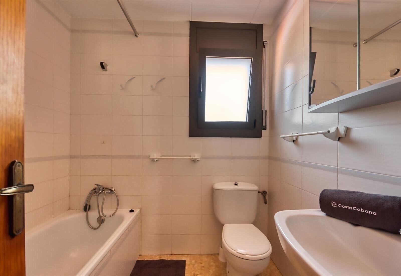 Un baño pequeño con inodoro, bañera y ducha.