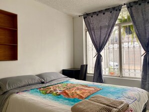 Economy Double Room | Desk, laptop workspace, free WiFi - Casa Bianca (Bogotá)