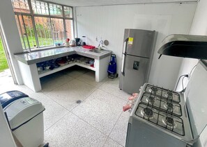 Full-size fridge, oven, stovetop, cookware/dishes/utensils - Casa Bianca (Bogotá)
