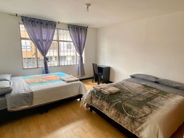 Kamar Double atau Twin Comfort | Meja kerja, ruang kerja ramah laptop, dan Wi-Fi gratis