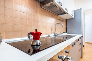 Frigorifero, forno, piano cottura, bollitore elettrico