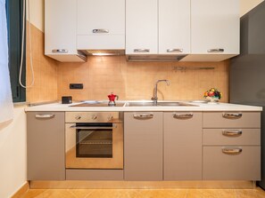 Kühlschrank, Ofen, Herdplatte, Wasserkocher