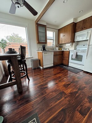 Fridge, microwave, oven, stovetop - Cozy Studio 1BR, Home Lake View Full Access to Lake 6min to Airport. (SeaTac)