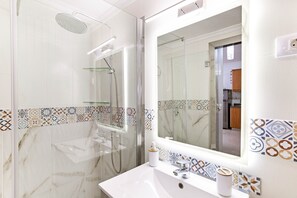 Shower, hair dryer, towels