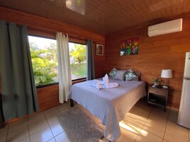 1 多间卧室、办公桌、笔记本电脑工作区、遮光窗帘