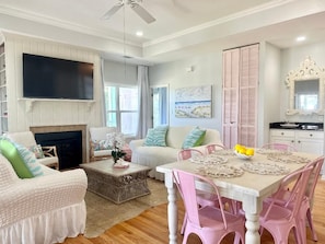 Smart TV, fireplace, table tennis, books - Family & Bachelorette Friendly with Free Golf Cart, Private Hot Tub & Two Kings (Tybee Island)