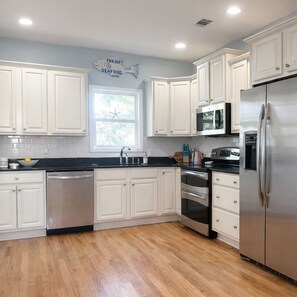 Fridge, microwave, oven, stovetop - Family & Bachelorette Friendly with Free Golf Cart, Private Hot Tub & Two Kings (Tybee Island)