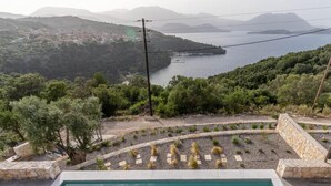 Una piscina con vistas a un lago y montañas.