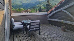 A wooden deck with a table and chairs, overlooking a mountainous landscape. - Cottage 'Gîte De Pène Blanque' with Mountain View, Private Terrace and Wi-Fi (Arbas)
