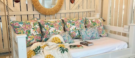 1 chambre, bureau, fer et planche à repasser, lit parapluie