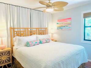 1 chambre, bureau, fer et planche à repasser, lit parapluie