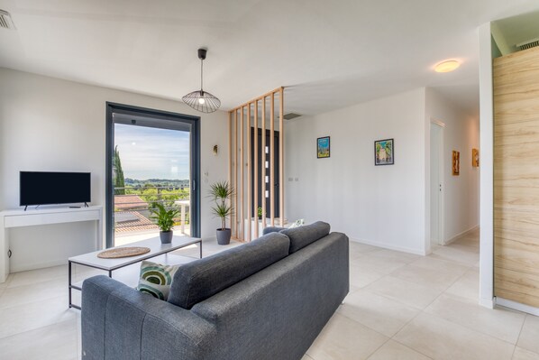 TV - Holiday Home 'Villa Maryet' with Private Terrace, Wi-Fi and Air Conditioning (Sommières)