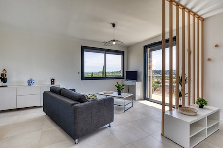 TV. Casa vacanze 'Villa Maryet' con terrazza privata, Wi-Fi e aria condizionata