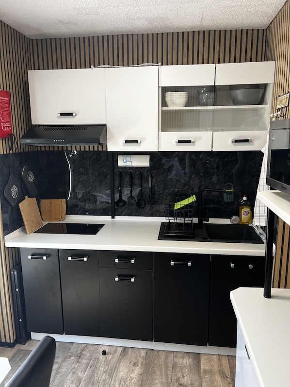 Réfrigérateur, four à micro-ondes, un four, surface de cuisson