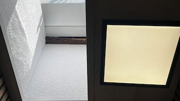 Haartrockner, Handtücher, Seife, Toilettenpapier