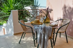 Outdoor dining - Villa 'Prolithia 2' with Sea View, Wi-Fi and Air Conditioning (Lefkada)