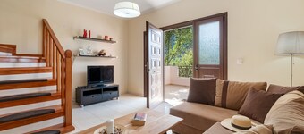 Villa 'Prolithia 2' with Sea View, Wi-Fi and Air Conditioning