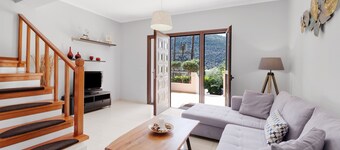 Villa 'Prolithia 1' with Sea View, Wi-Fi and Air Conditioning