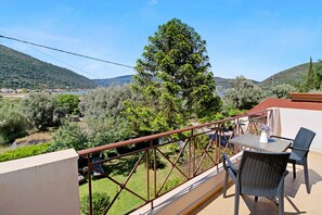 Outdoor dining - Villa 'Prolithia 1' with Sea View, Wi-Fi and Air Conditioning (Lefkada)