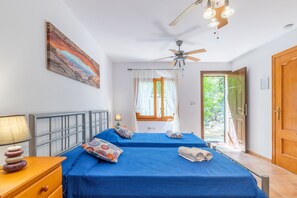 4 slaapkamers, een strijkplank/strijkijzer, gratis wifi, beddengoed