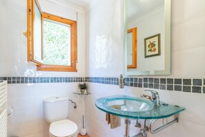 Shower, hair dryer, towels - Holiday Villa Near Denia with Mountain View, Pool & Wi-Fi (L'Atzúbia)