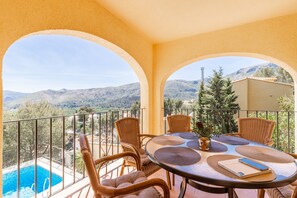 Outdoor dining - Holiday Villa Near Denia with Mountain View, Pool & Wi-Fi (L'Atzúbia)