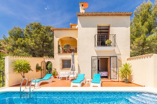 Villa de vacances près de Dénia avec vue sur la montagne, piscine et Wi-Fi