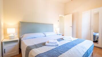 4 bedrooms, iron/ironing board, free WiFi, bed sheets