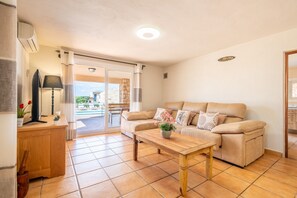 TV, fireplace - Villa 'Finca Castillo' with Private Pool, Wi-Fi and Air Conditioning (Manacor)