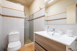 Een douche, een haardroger, handdoeken