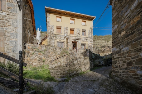 Exterior. Country Home 'La Casa De Sara ' with Mountain View, Private Terrace and Wi-Fi