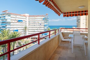 Outdoor dining - Apartment 'Torre Mar Muchavista' with Sea View, Shared Pool and Wi-Fi (El Campello)