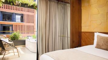 Exclusive Suite, 1 Queen Bed | 1 bedroom, hypo-allergenic bedding, down duvets, minibar