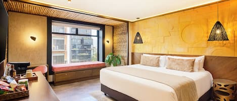Deluxe Suite | 1 bedroom, hypo-allergenic bedding, down comforters, minibar