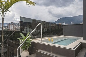 Outdoor spa tub - Golden Valley Hotel (Medellín)