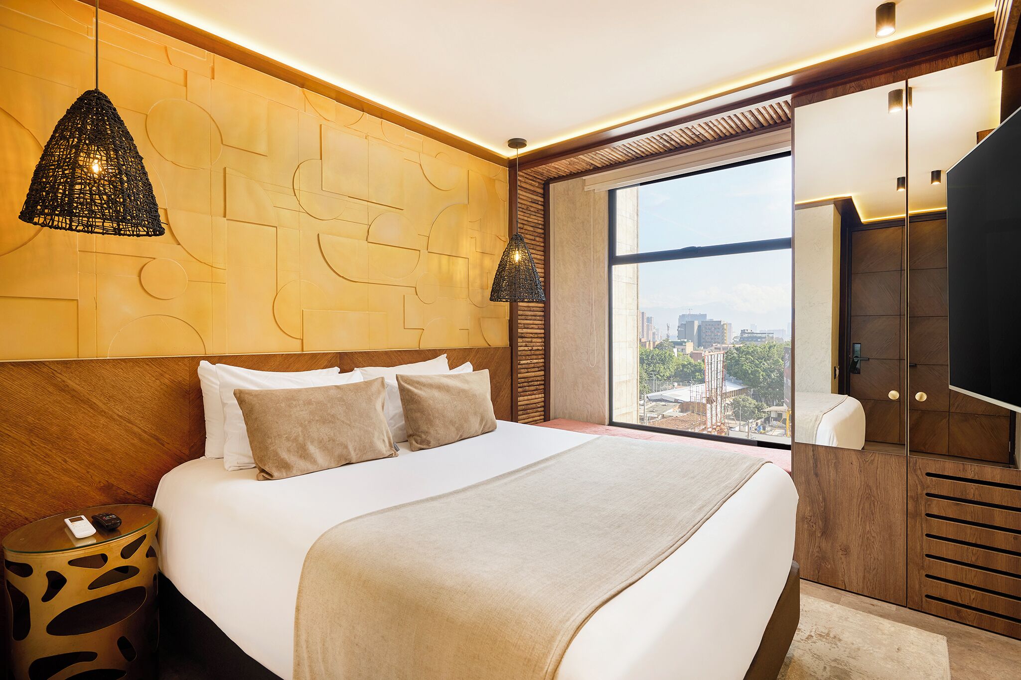 1 bedroom, hypo-allergenic bedding, down duvets, minibar