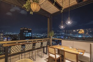 Melayani sarapan, makan siang, dan makan malam