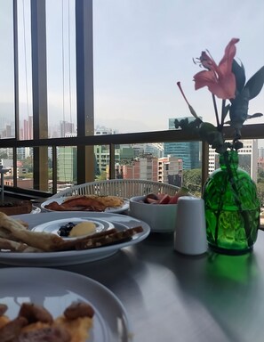 Tägliches Frühstücksbuffet gegen Gebühr