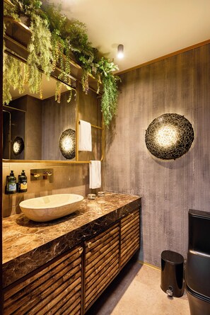 Grand-suite | Badeværelse | Bruser, brusehoved med spredningseffekt, designertoiletartikler