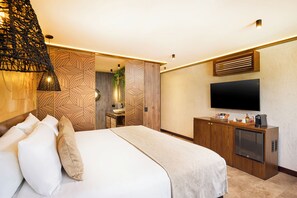 Deluxe Suite | 1 bedroom, hypo-allergenic bedding available, down comforters, minibar