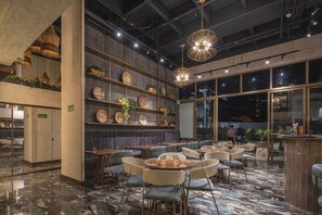 Melayani sarapan, makan siang, dan makan malam
