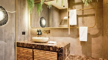 Exclusive Suite, 1 Queen Bed | Bathroom