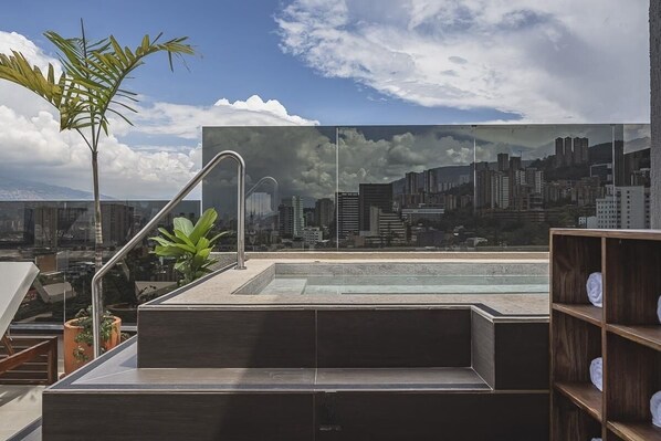 Outdoor spa tub - Golden Valley Hotel (Medellín)