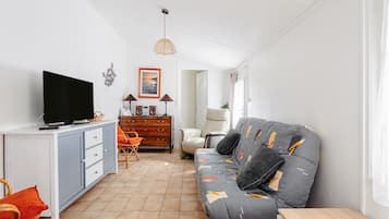 Een televisie, een open haard, een tafeltennistafel en een stereo