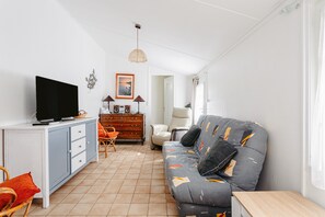 Televisión, chimenea, mesa de ping pong, estéreo