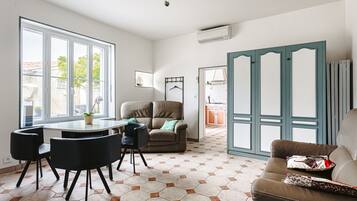 TV, ping pong, stereo